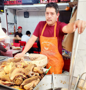 ¡Chicharrones de res deliciosos en Carniceria Los Canoś!